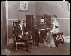 Piyano çalan erkek ve kadın, New York, 1907 (gümüş jelatin baskı)